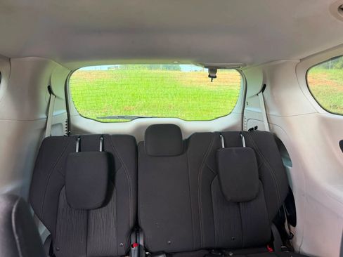 Used 2017 Chrysler Pacifica Touring FWD image 5