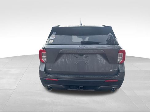 Used 2022 Ford Explorer XLT w/ Equipment Group 202A image 4