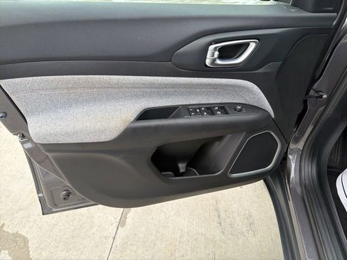 Used 2024 Jeep Compass Latitude image 9