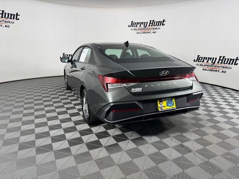 Used 2025 Hyundai Elantra SE FWD image 9