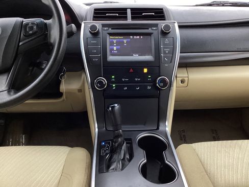 Used 2015 Toyota Camry LE image 29