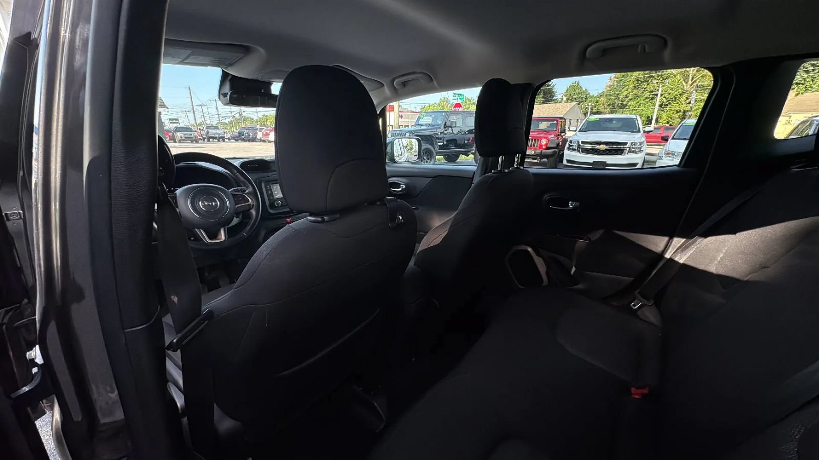 Used 2017 Jeep Renegade Latitude FWD image 16