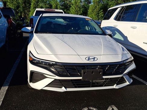 Used 2024 Hyundai Elantra SEL FWD image 4