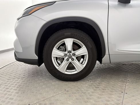 Used 2022 Toyota Highlander L FWD image 11