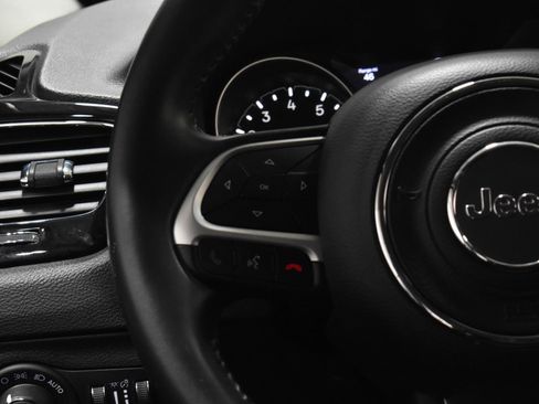 Used 2019 Jeep Compass Latitude FWD image 10