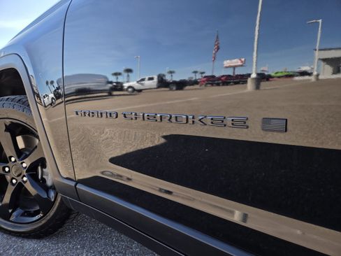 Used 2023 Jeep Grand Cherokee L Laredo image 11