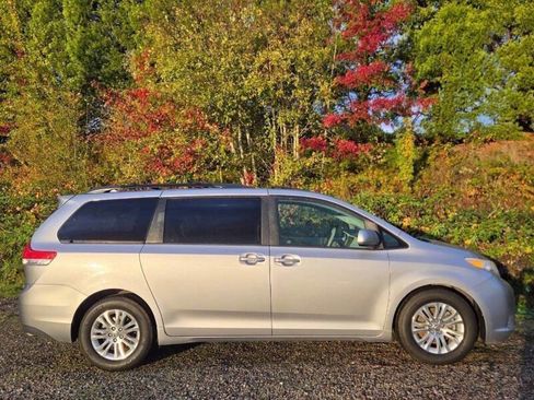 Used 2012 Toyota Sienna XLE w/ Premium Pkg image 4