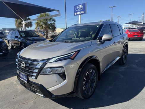 Used 2026 Nissan Rogue Platinum w/ Platinum Premium Package image 3