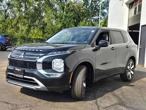 New 2025 Mitsubishi Outlander SE image 3
