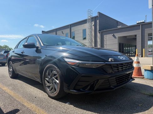 Used 2024 Hyundai Elantra SEL FWD image 1