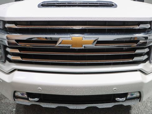 Used 2022 Chevrolet Silverado 2500 High Country w/ Safety Package II AWD/4WD image 4