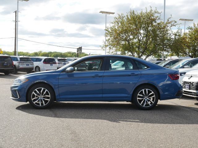 Certified 2025 Volkswagen Jetta SE FWD image 4