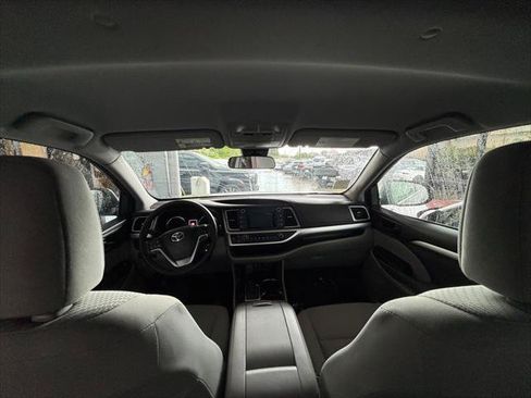 Used 2018 Toyota Highlander LE FWD image 8