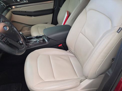Used 2018 Ford Explorer XLT w/ Equipment Group 202A image 6