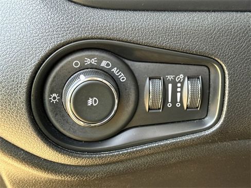 Used 2019 Jeep Renegade Altitude w/ Quick Order Package 2XM image 25