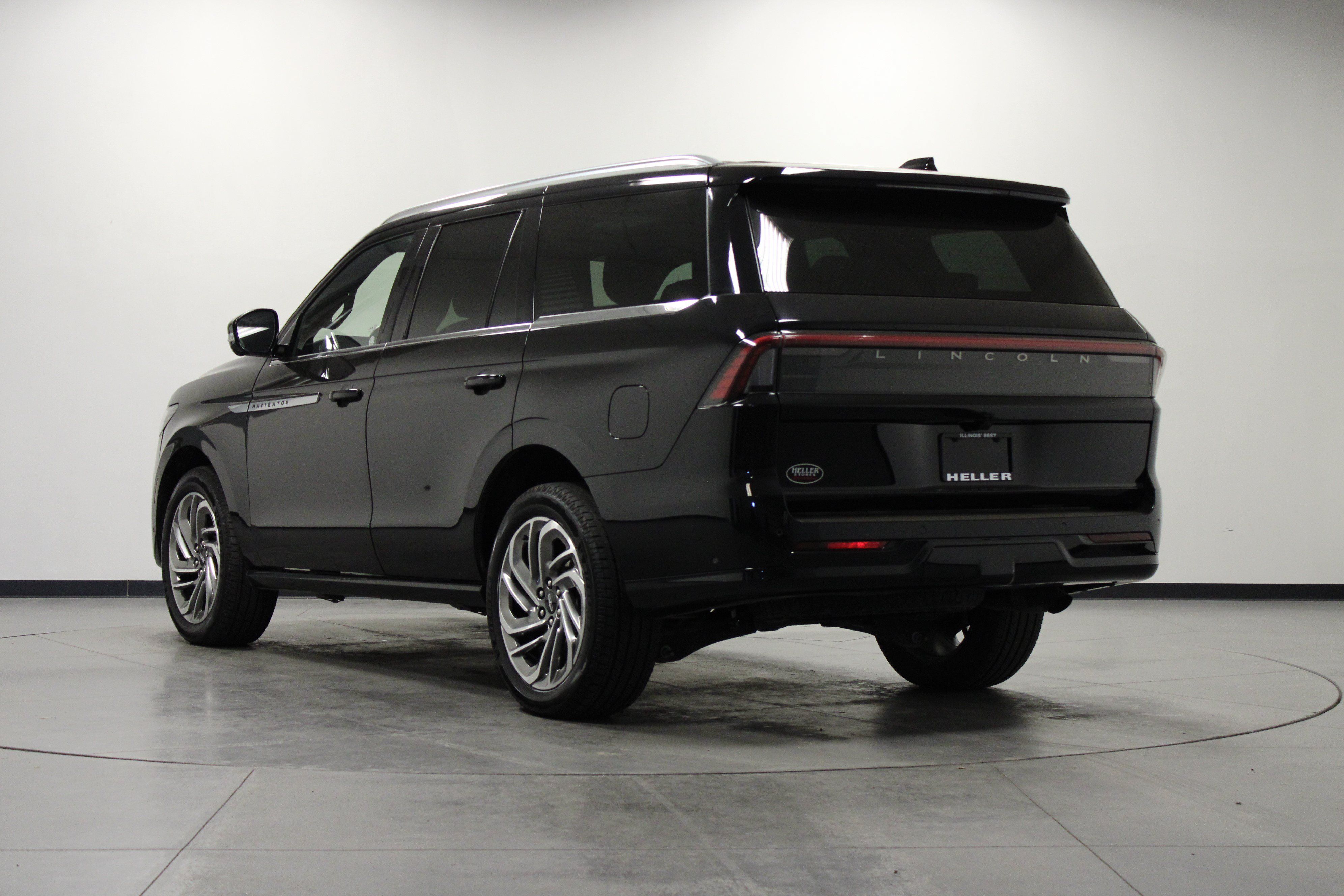 Used 2025 Lincoln Navigator Reserve AWD/4WD image 6