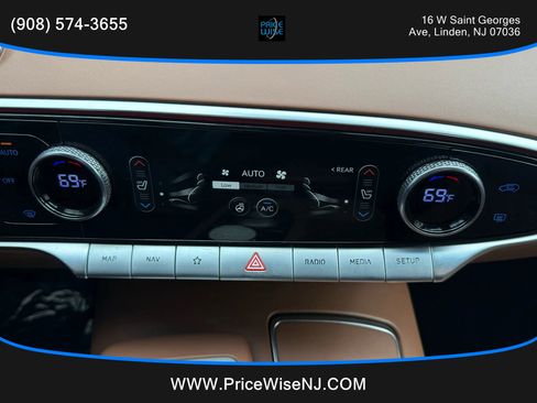 Used 2022 Genesis GV70 2.5T w/ Advanced Package image 18