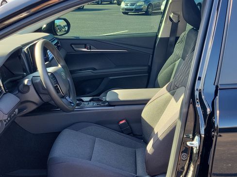Used 2025 Toyota Camry LE FWD image 21
