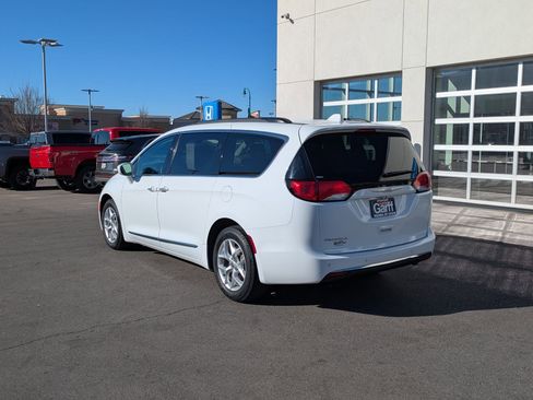 Used 2017 Chrysler Pacifica Touring-L w/ Tire & Wheel Group image 8