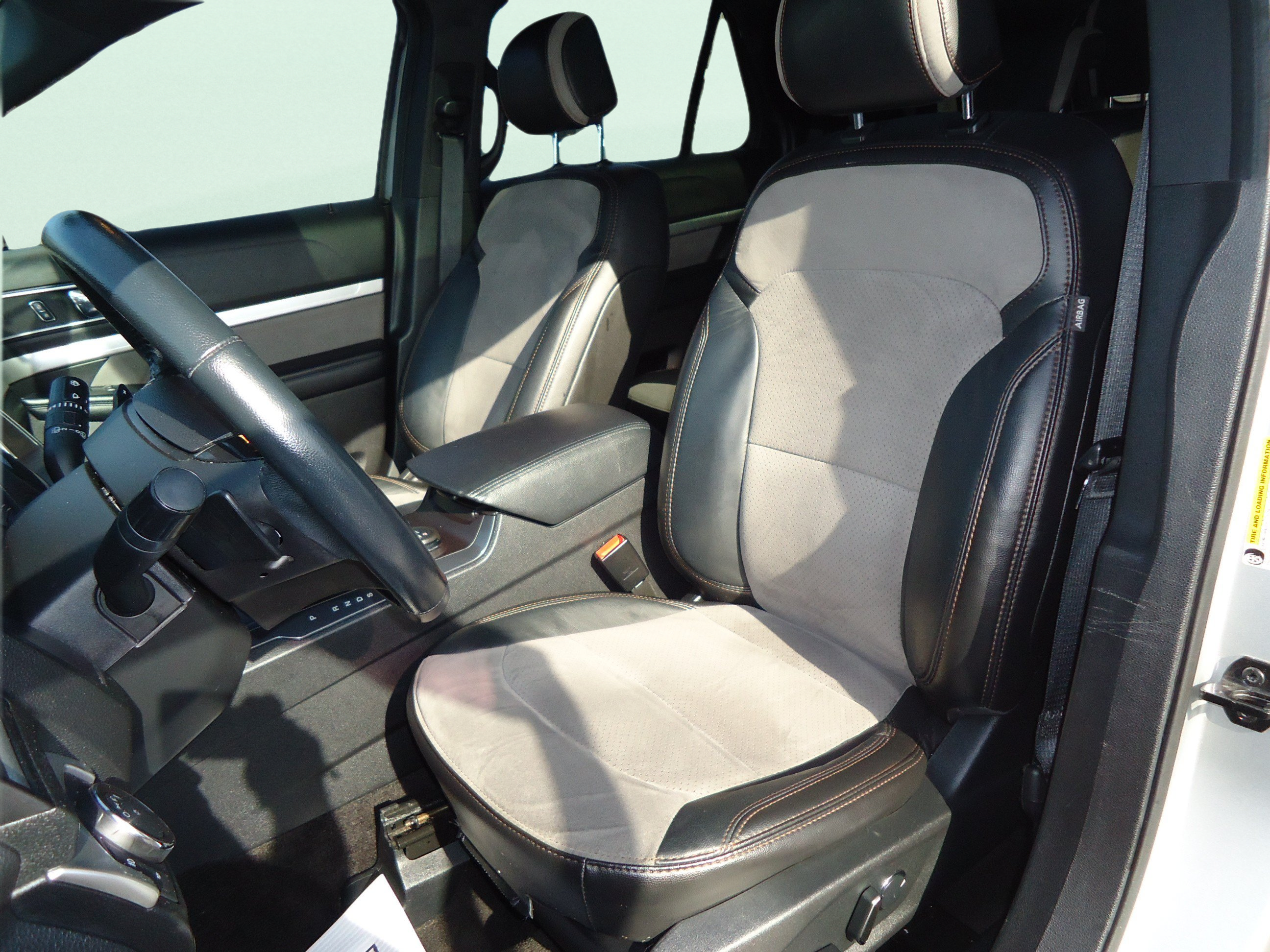 Used 2017 Ford Explorer XLT w/ Equipment Group 202A AWD/4WD image 22