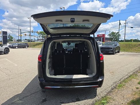 Used 2023 Chrysler Pacifica Touring-L FWD image 32