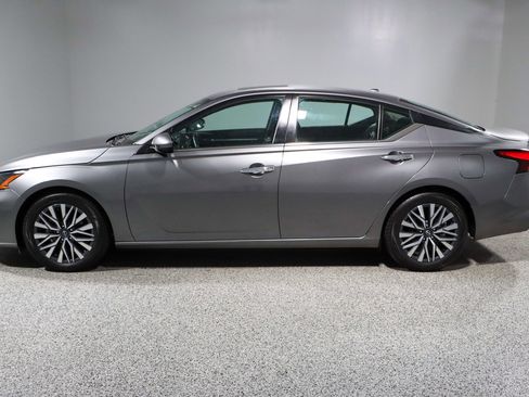 Used 2023 Nissan Altima 2.5 SV w/ SV Premium Package image 10