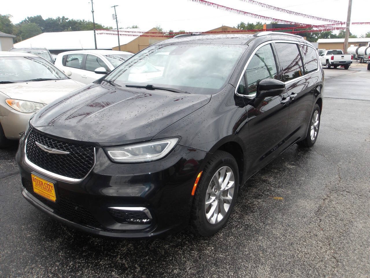 Used 2021 Chrysler Pacifica Touring-L w/ Uconnect Theater Family Group AWD/4WD image 3