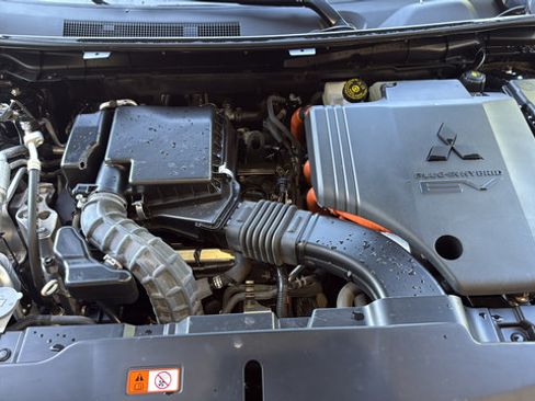 Used 2023 Mitsubishi Outlander 4WD Plug-In Hybrid image 28