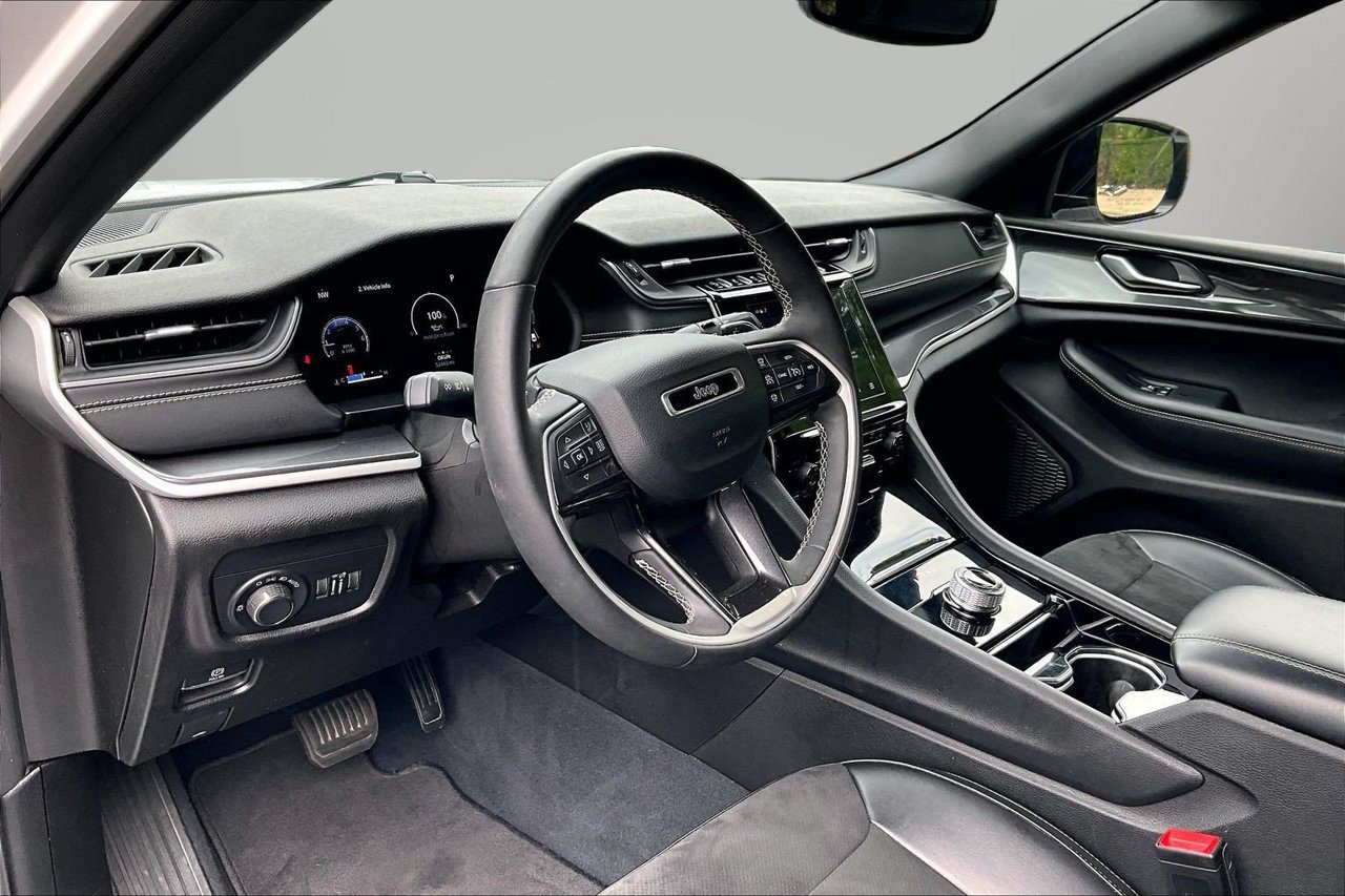Used 2023 Jeep Grand Cherokee Altitude AWD/4WD image 17