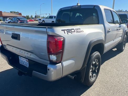 Used 2018 Toyota Tacoma TRD Off-Road w/ Technology Package RWD image 4