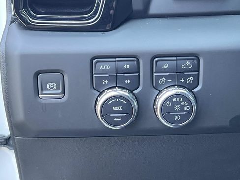 Used 2023 GMC Sierra 1500 AT4 w/ AT4 Premium Package AWD/4WD image 26
