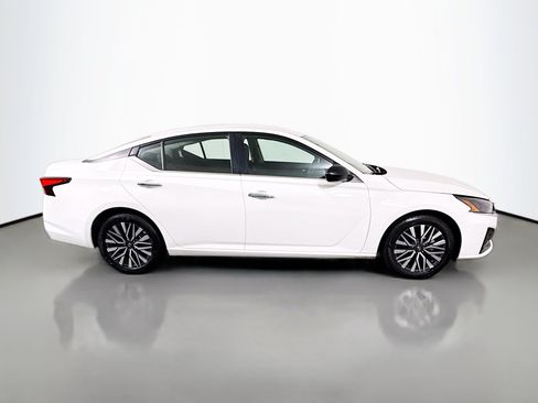Used 2025 Nissan Altima 2.5 SV FWD image 11