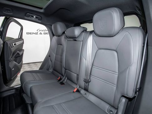 Used 2023 Porsche Cayenne Coupe AWD/4WD image 14