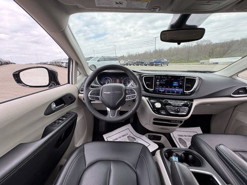 Used 2024 Chrysler Pacifica Touring-L FWD image 23