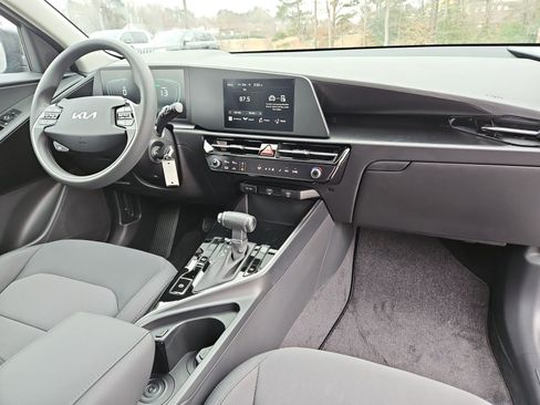 Used 2025 Kia Niro LX image 16