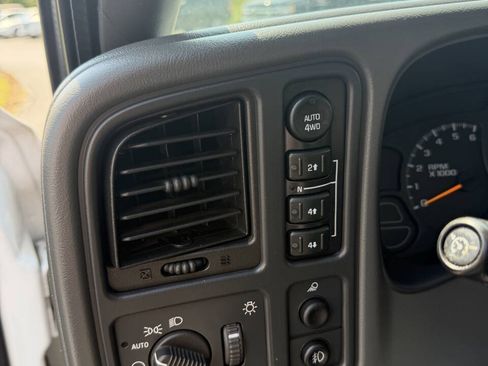 Used 2003 Chevrolet Avalanche 4x4 image 11
