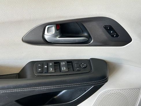 Used 2024 Chrysler Pacifica Touring-L image 28