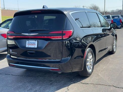 Used 2024 Chrysler Pacifica Touring-L FWD image 3