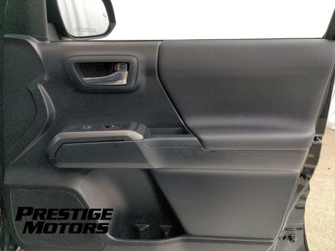 Used 2018 Toyota Tacoma TRD Off-Road w/ Technology Package AWD/4WD image 26