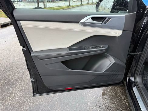 Used 2025 Volkswagen Taos SE image 16