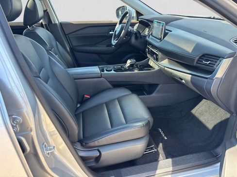 Used 2023 Nissan Rogue SV w/ SV Premium B Package image 15