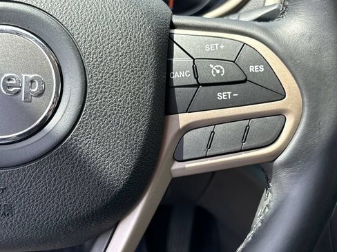 Used 2017 Jeep Cherokee Sport FWD image 16