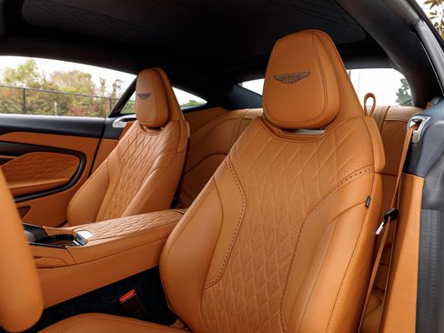 Used 2025 Aston Martin DB12 image 33