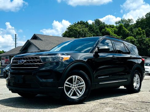 Used 2020 Ford Explorer XLT image 2