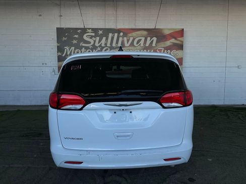 Used 2022 Chrysler Voyager LX image 4