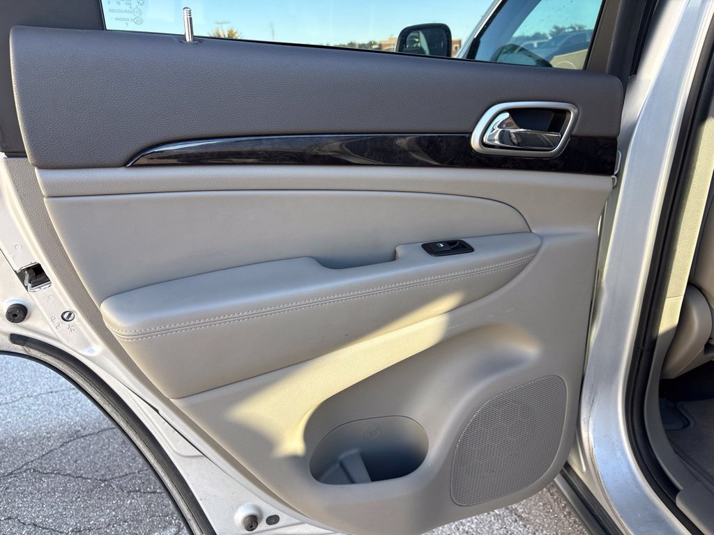 Used 2012 Jeep Grand Cherokee Laredo w/ Laredo E Group AWD/4WD image 17