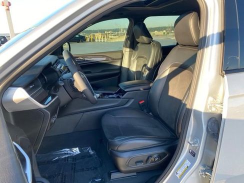 Used 2023 Jeep Grand Cherokee Altitude AWD/4WD image 19