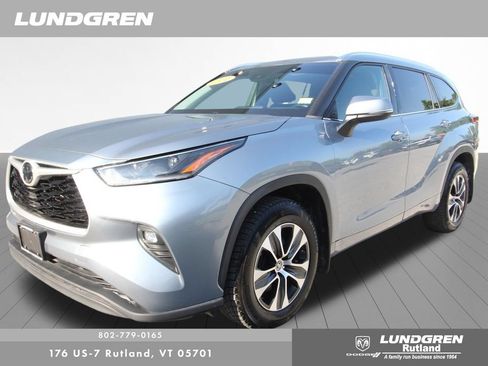 Used 2021 Toyota Highlander XLE AWD/4WD image 11
