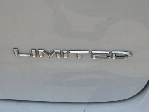 Certified 2024 Chrysler Pacifica Limited FWD image 12