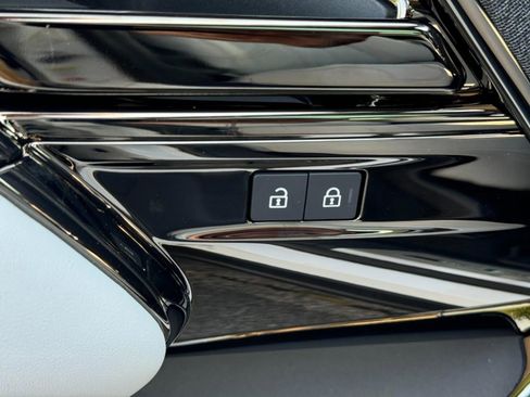 Used 2025 Land Rover Range Rover Sport SE image 25